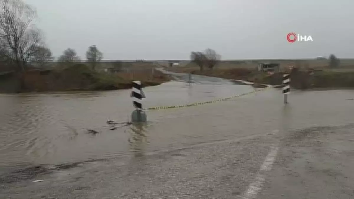 Otomobil taşan dereye gömüldü