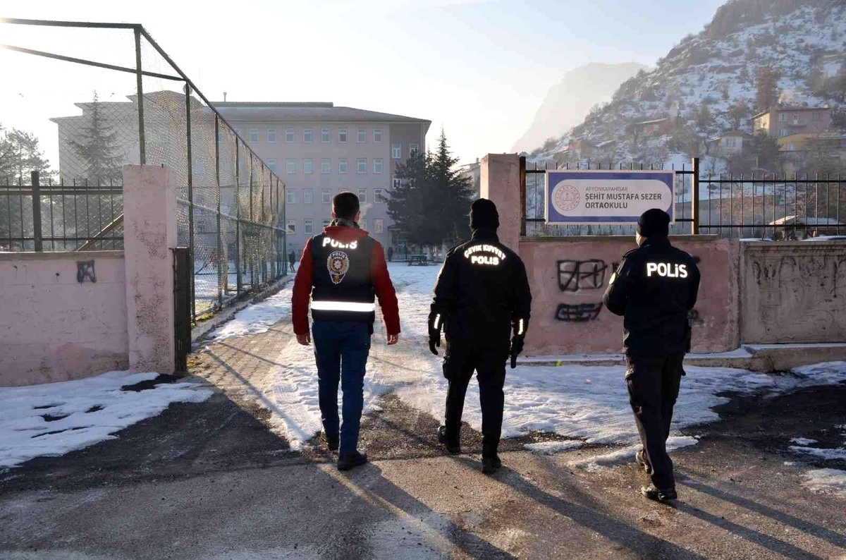 Son dakika 3. sayfa: Polis ekiplerinden çocuk ve gençlerin korunmasına yönelik denetim