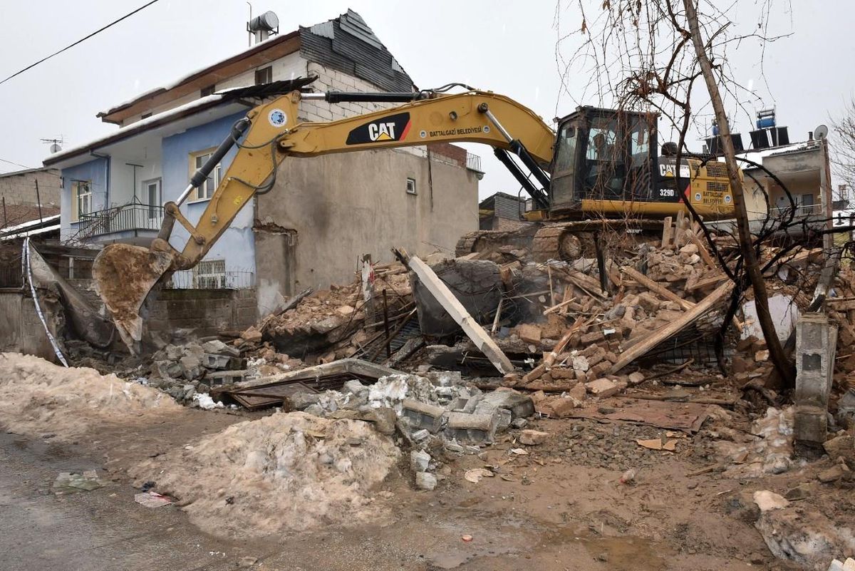 Riskli kerpiç ev Battalgazi Belediyesi ekipleri tarafından yıkıldı