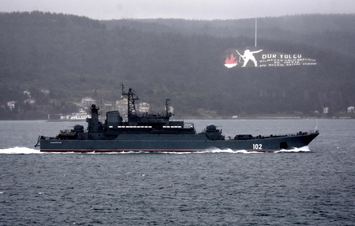 Son dakika gündem: Rus askeri gemileri Çanakkale Boğazı\'ndan geçti