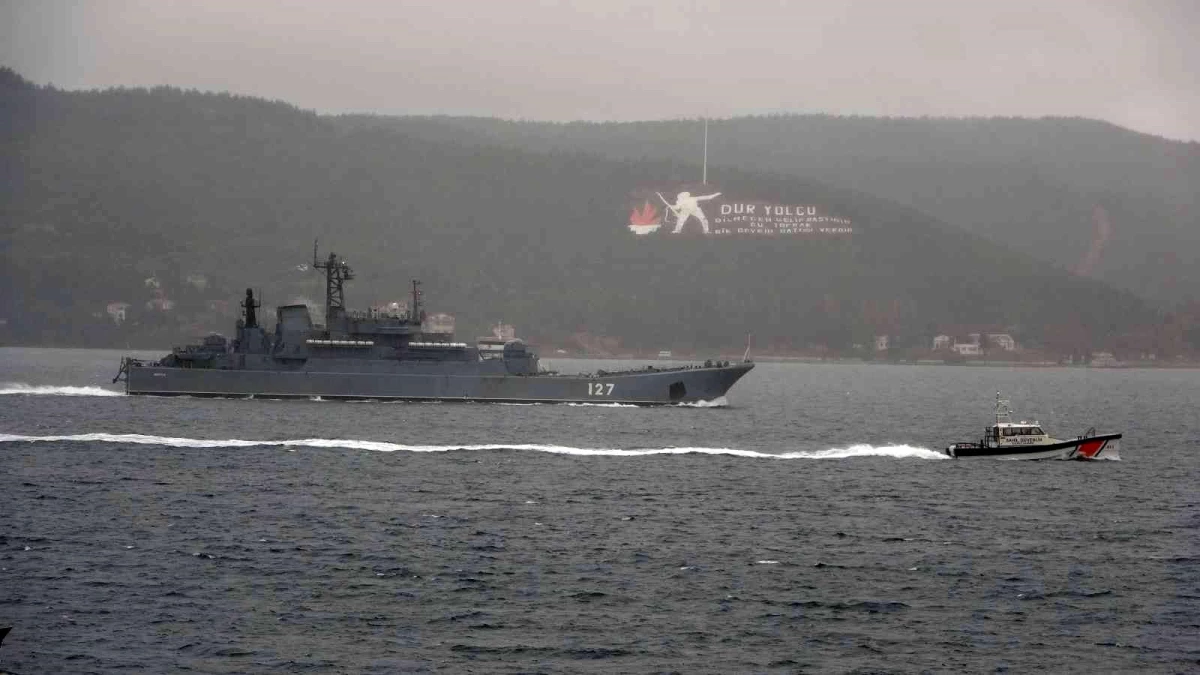 Rus savaş gemileri peş peşe Çanakkale Boğazı\'ndan geçti