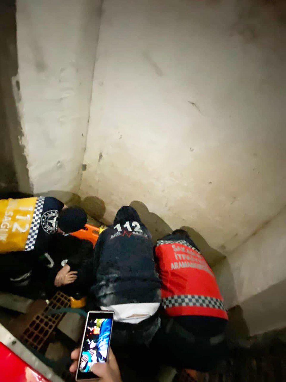 Sakarya\'da binanın havalandırma boşluğuna düşerek yaralanan kişiyi itfaiye kurtardı