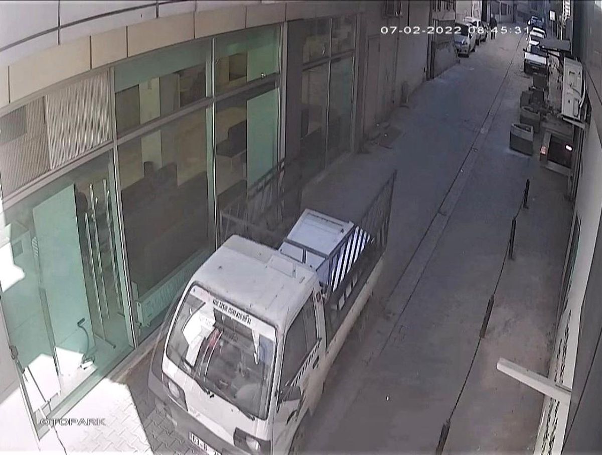 Şanlıurfa\'da hırsız binanın kapı ve pencerelerini çaldı
