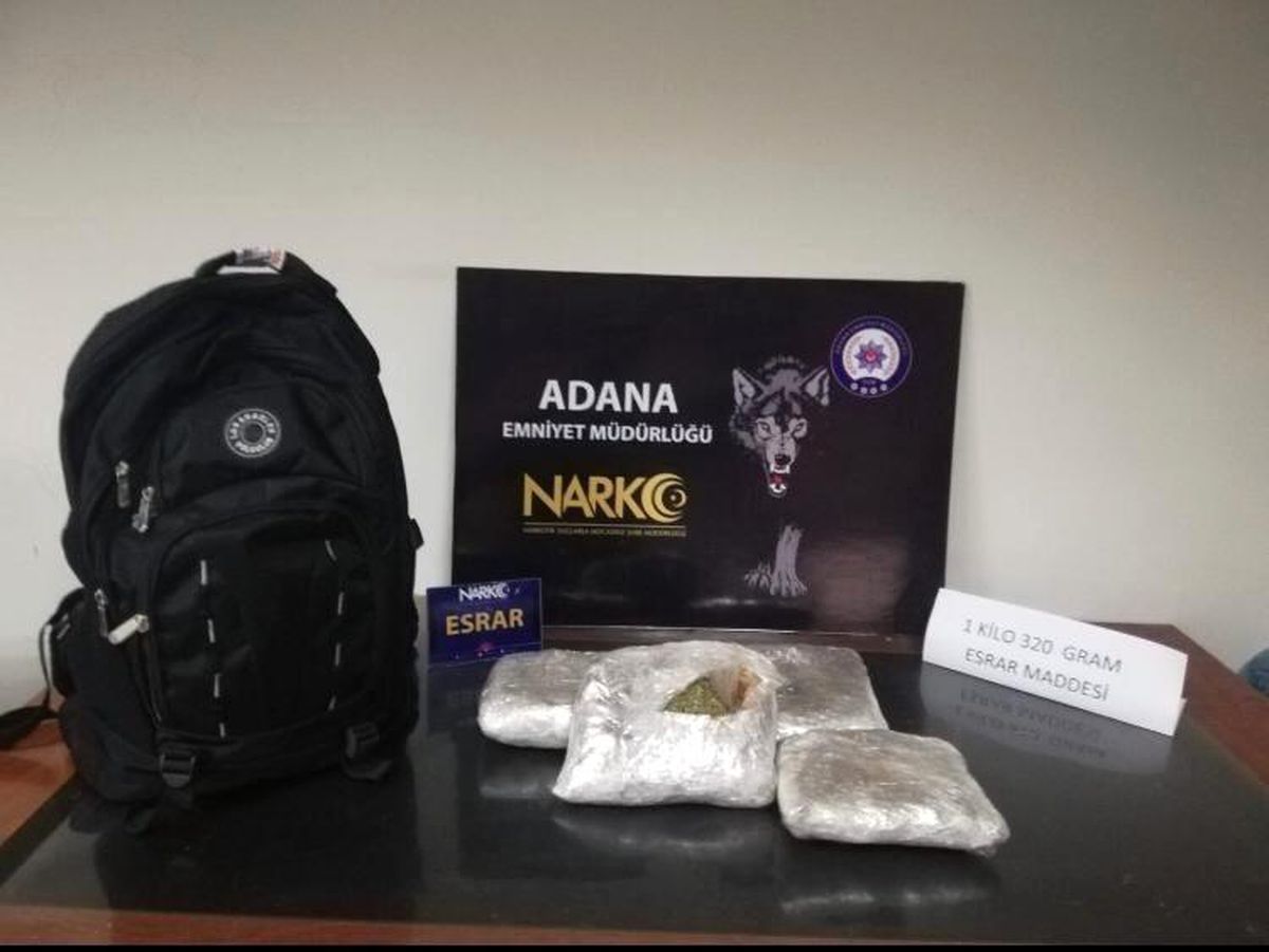 Sırt çantasından 1 kilo 320 gram esrar ele geçirildi