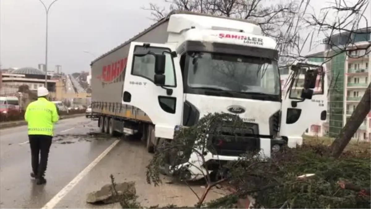 Tır ile çarpışan otomobilin sürücüsü yaralandı