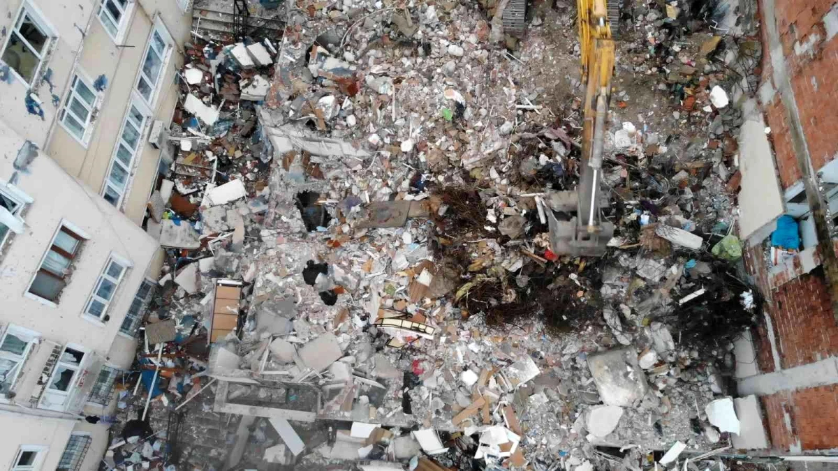 Üsküdar\'da patlamanın binada bıraktığı tahribat havadan görüntülendi