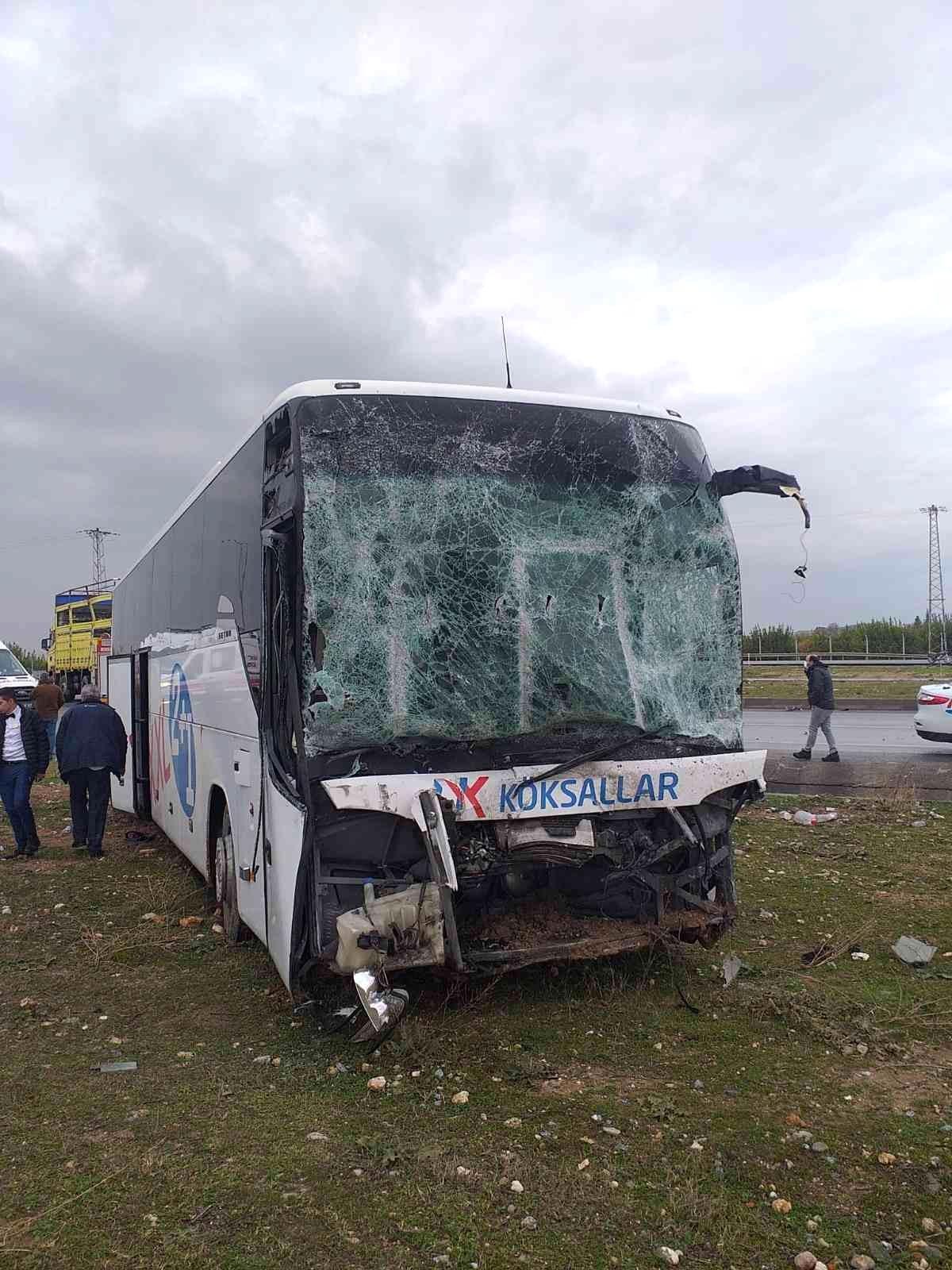 Yolcu otobüsü kamyona çarptı: 9 yaralı