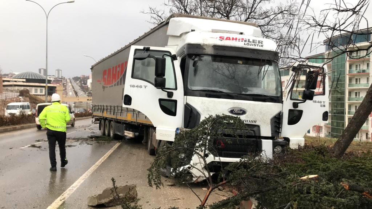 Yoldan çıkan tır sürücü dehşet saçtı; 3 yaralı
