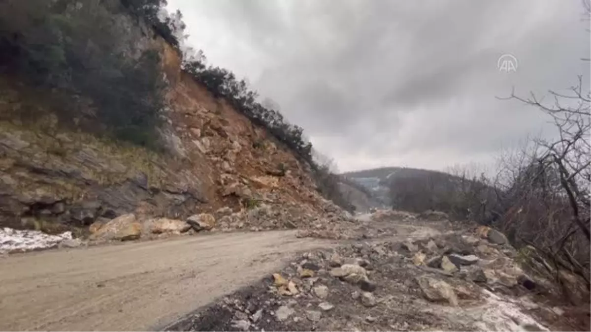 ZONGULDAK - Heyelan nedeniyle kapanan kara yolunda temizlik çalışmaları sürüyor