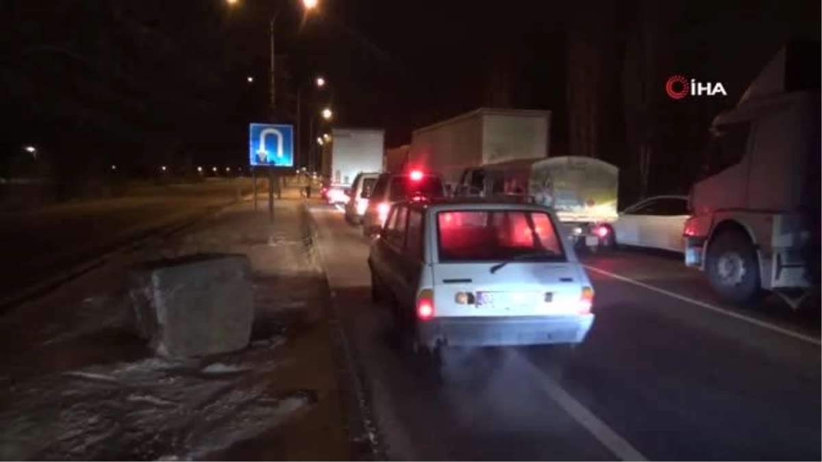 Afyonkarahisar-Konya karayolunda buzlanma nedeniyle 2 saattir ulaşım sağlanamıyor