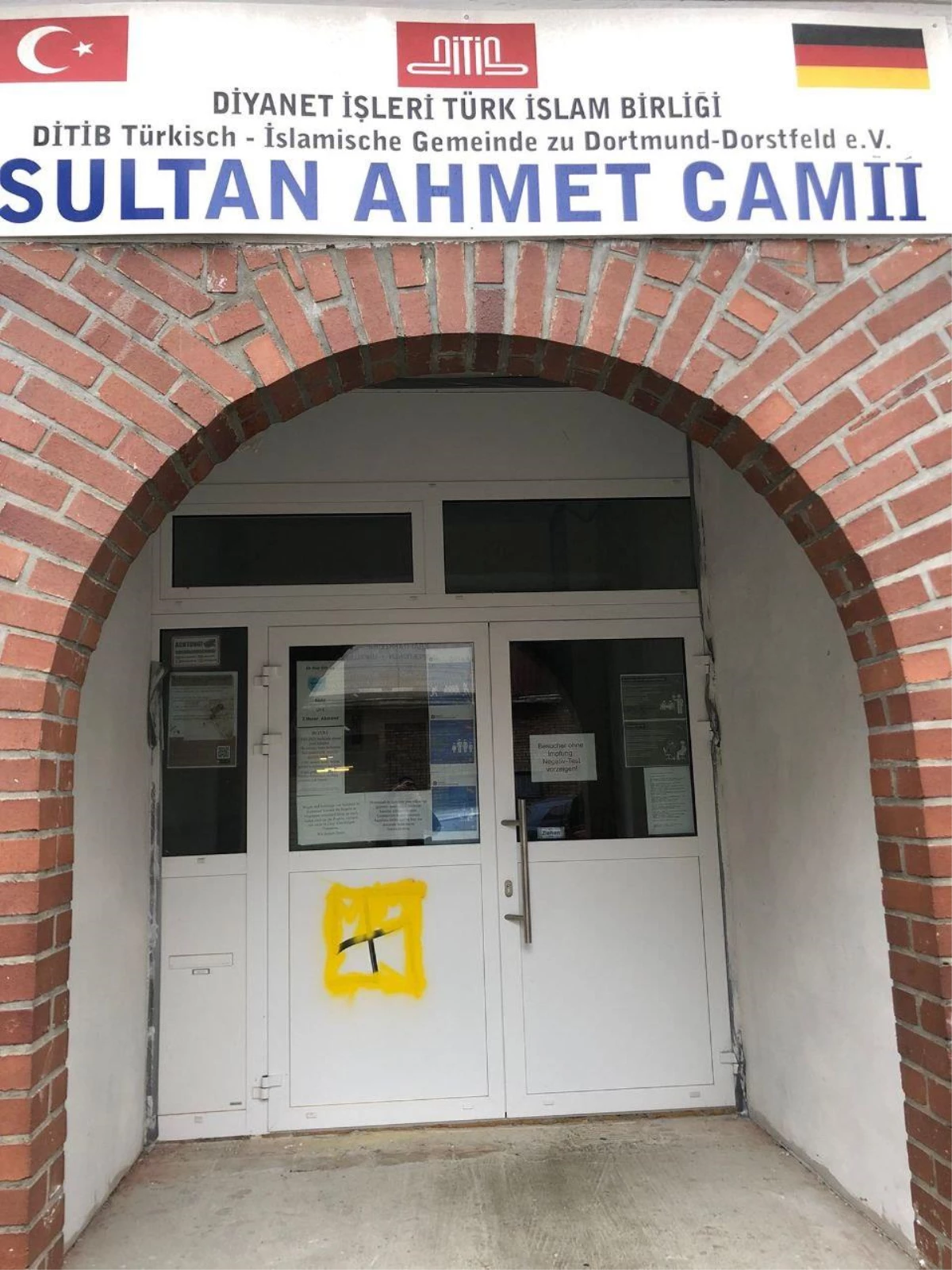 Almanya\'nın Dortmund kentinde cami kapısına gamalı haç çizildi