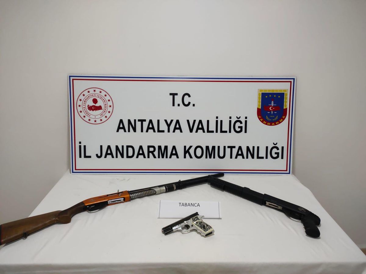 Antalya\'da yasa dışı silah ticareti operasyonunda 2 şüpheli yakalandı