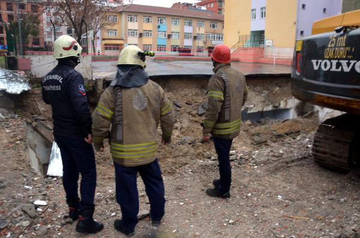 AVCILAR'DA OKULUN BAHÇE DUVARI ÇÖKTÜ