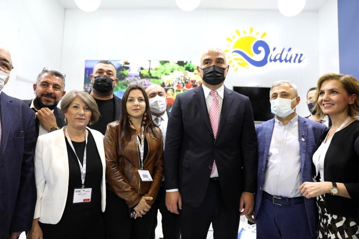 Bakan Ersoy, fuarda Didim Belediyesi\'nin çalışmaları hakkında bilgi aldı