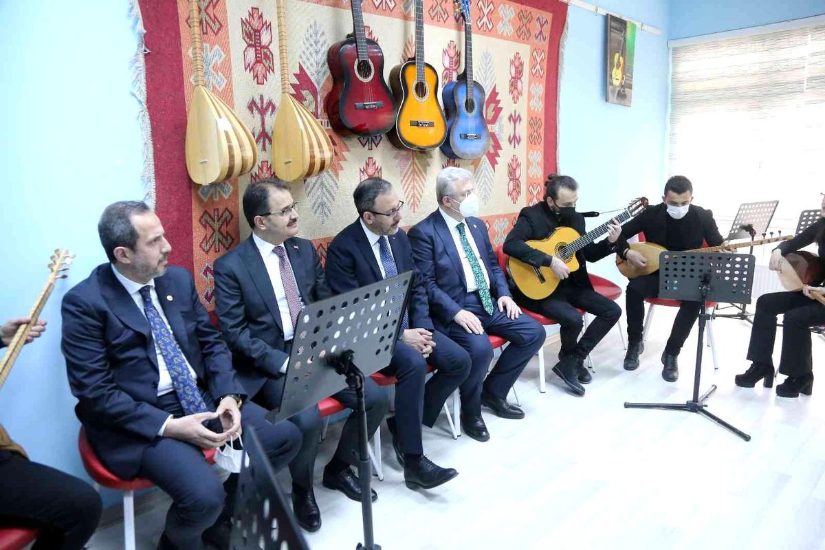 Son dakika haber: Bakan Kasapoğlu geçlerle şarkı söyledi
