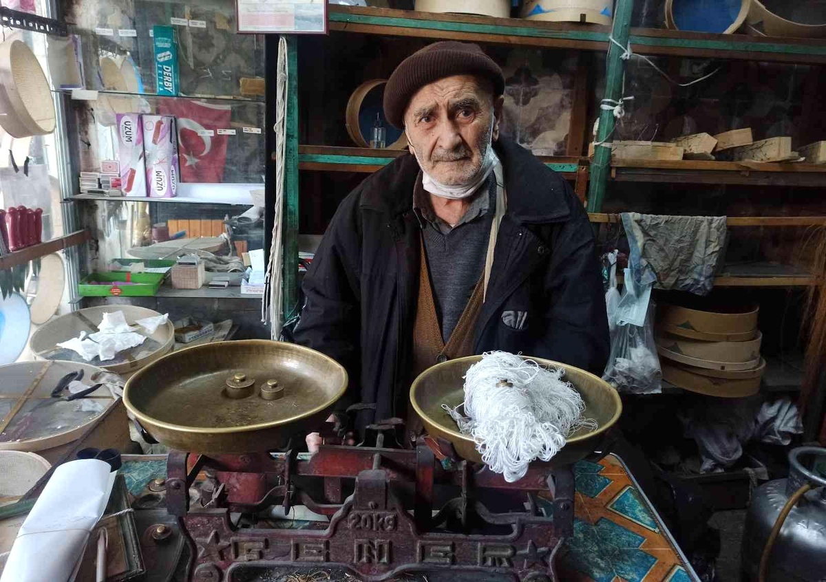 Bakkal dükkanında yarım asırdır kefeli terazi kullanıyor