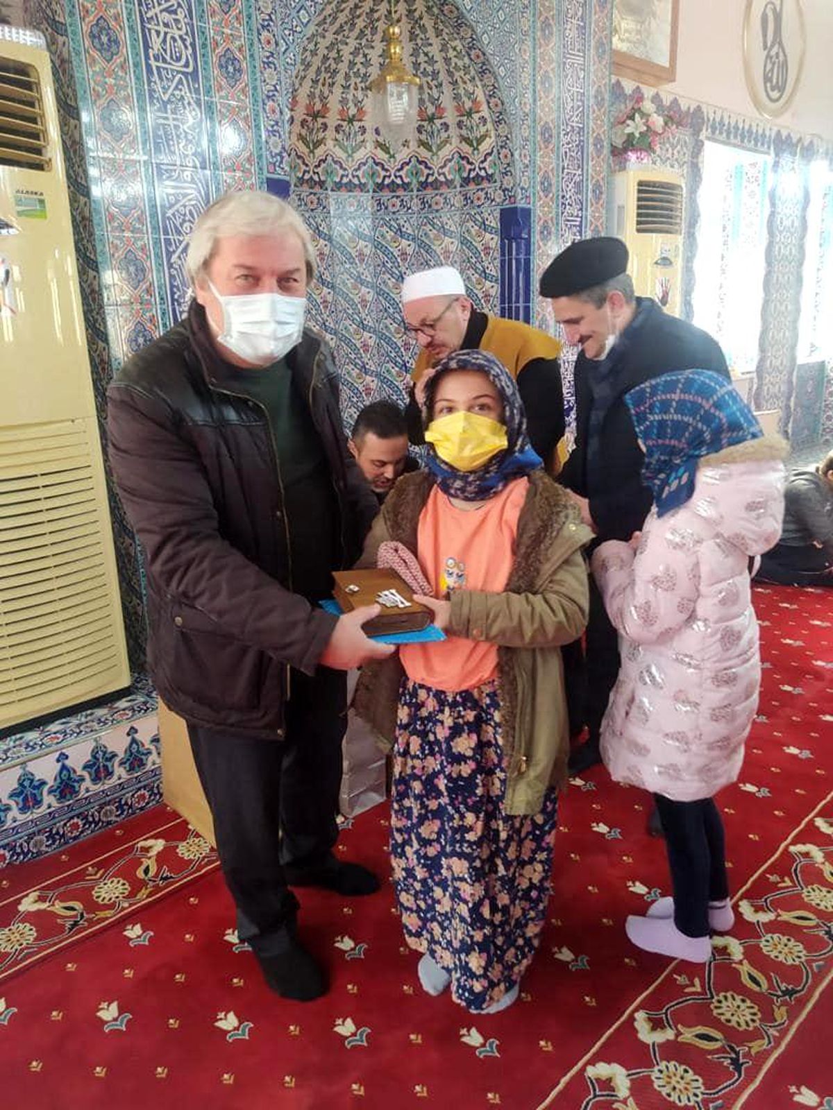 Başkan Şahin\'den mezun olan Kur\'an kursu öğrencilerine hediye