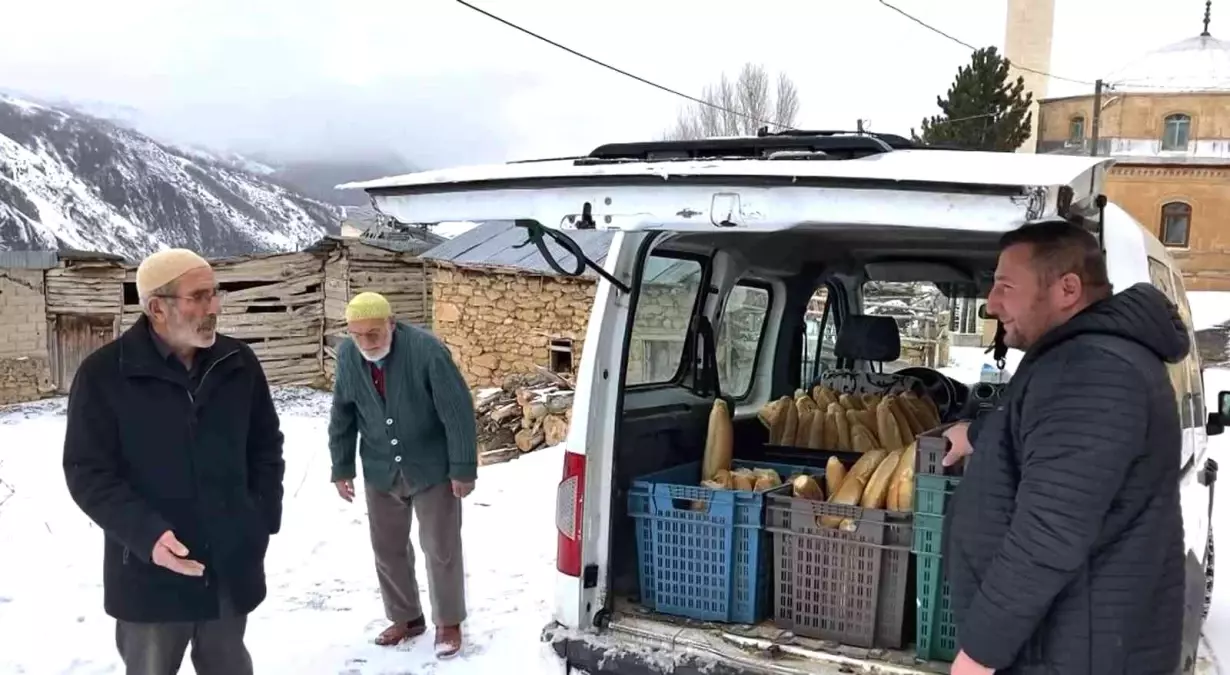 Bayburtlu fırıncı karlı yolları aşarak yıllardır köylere ekmek götürüyor