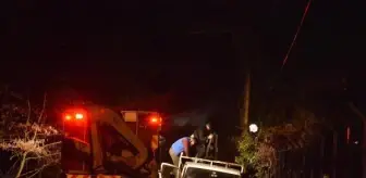 Beykoz'da aşırı yağmur nedeniyle dere taştı; 3 kişi kamyonette mahsur kaldı