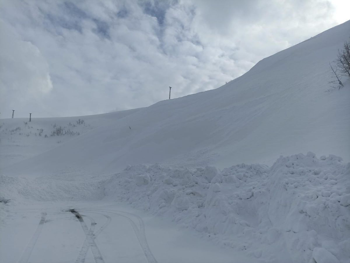 Bingöl\'de çığ düştü, yol ulaşıma kapandı