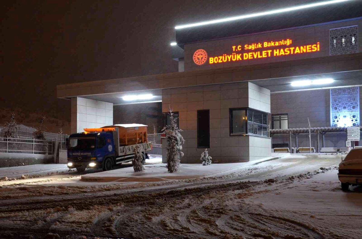 Bozüyük\'te kar temizleme çalışmaları devam ediyor