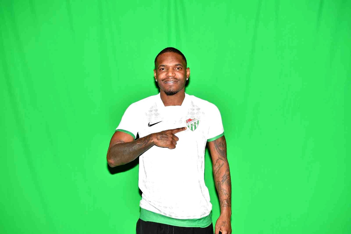 Bursaspor\'da Thievy Bifouma\'nın lisansı çıktı