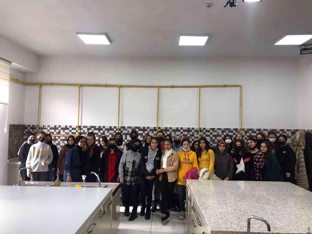 Büyükşehir\'in "değer gençlik" projesinde gençler, hem eğleniyor hem de öğreniyor