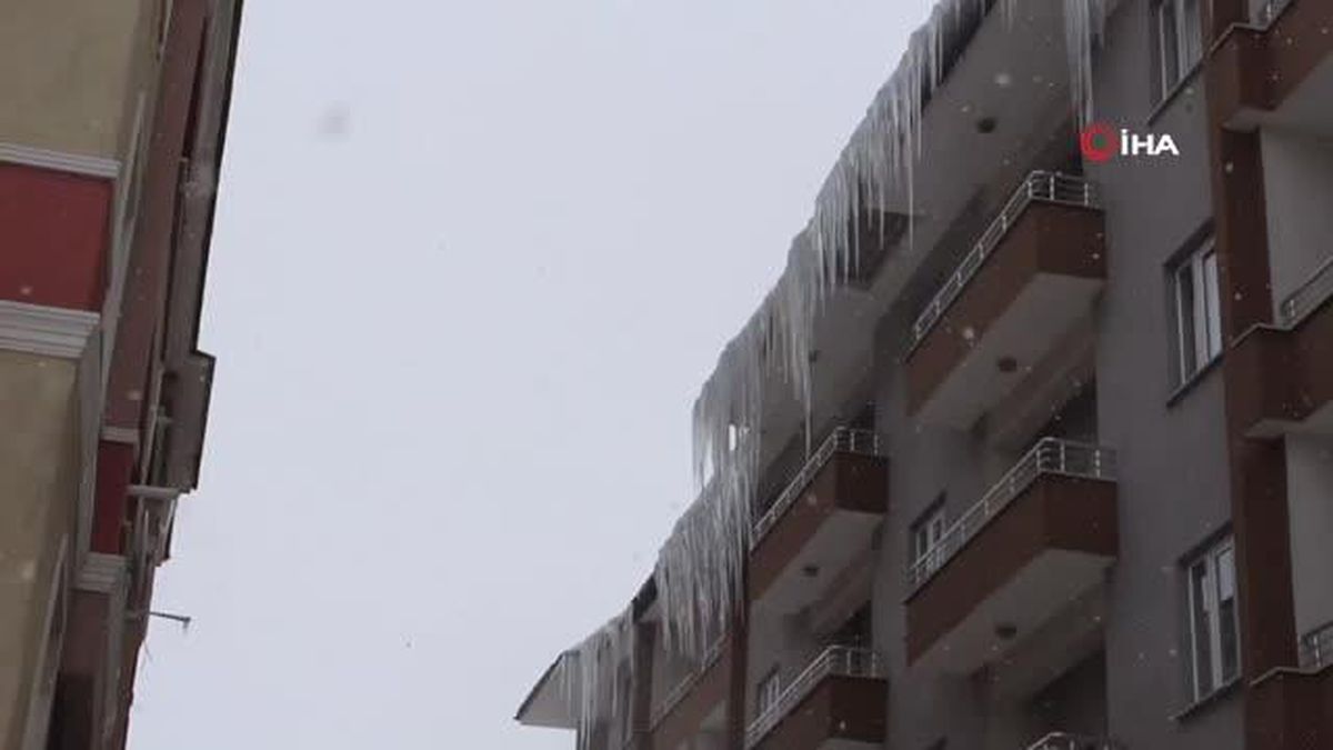 Çatılarda oluşan buz sarkıtları 3 metreyi buldu