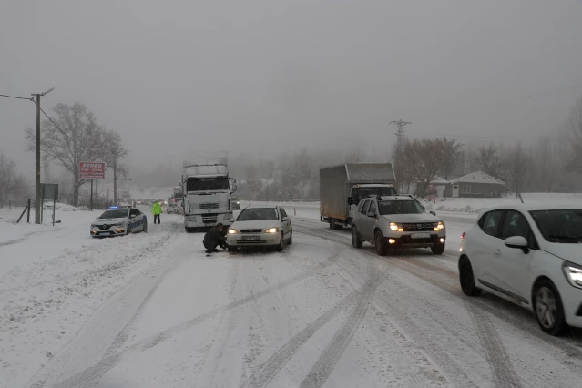 Denizli-Antalya kara yolunda kar yağışı etkisini gösteriyor