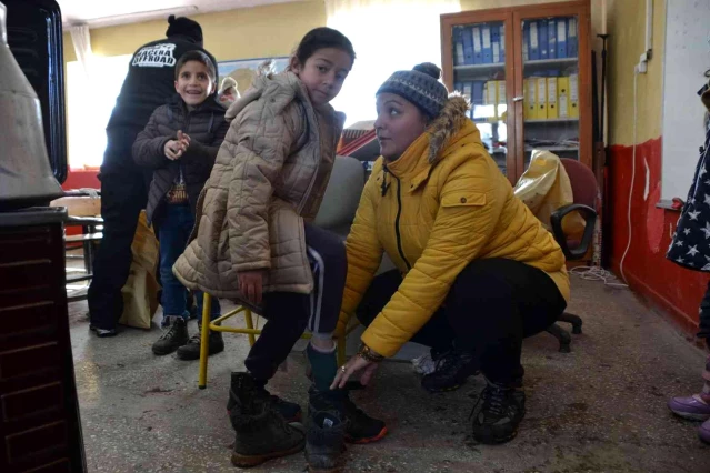 Erzurum'da Off-Road tutkunları depremzede çocukları sevindirdiler