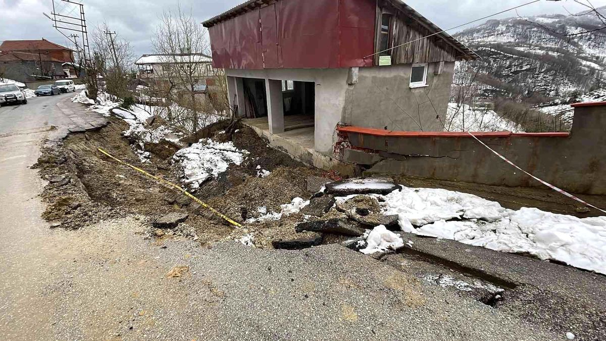 Düzce\'de heyelan sebebiyle 3 katlı bina hasar gördü