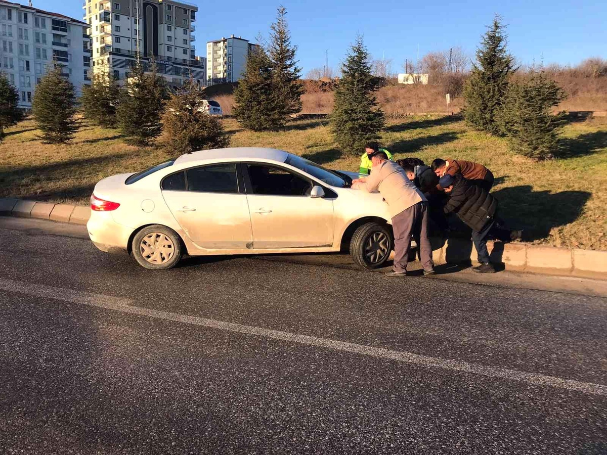 Edirne\'de yollardaki buzlanma kazaları da beraberinde getirdi