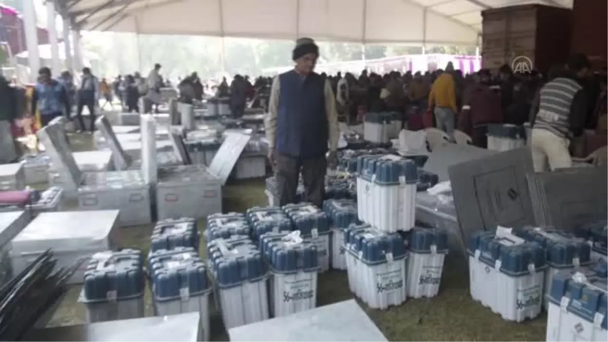 Elektronik oylama makineleri dağıtıldı