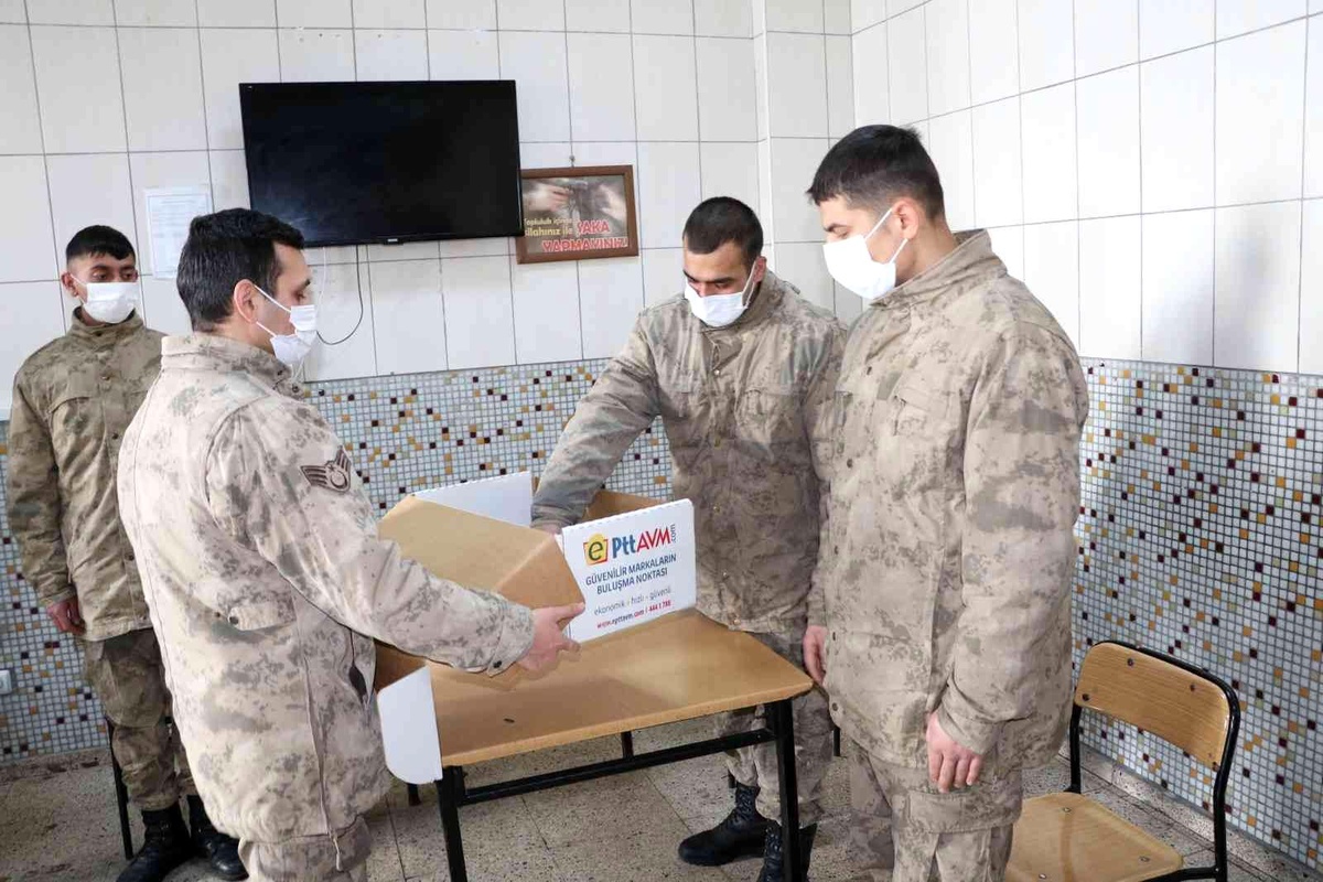 Emirzade ninenin ördüğü çoraplar Mehmetçiğe teslim edildi