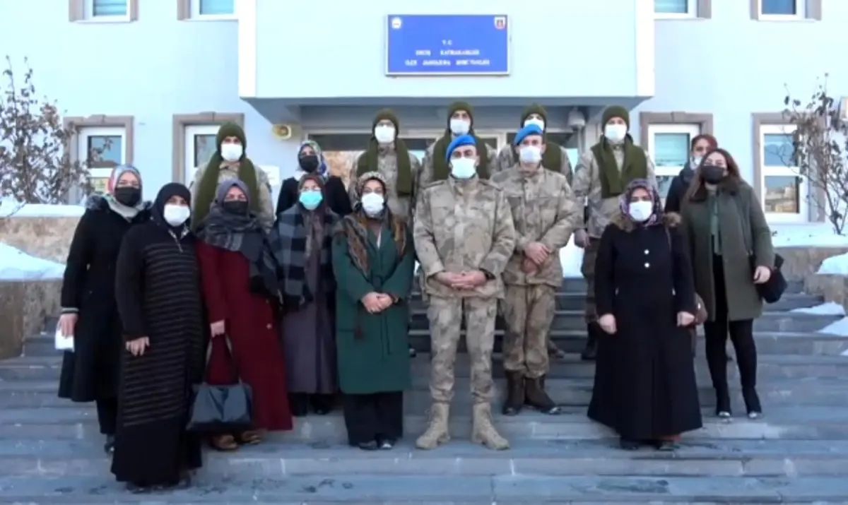 Ercişli kadınlar askerler için atkı ve bere ördü