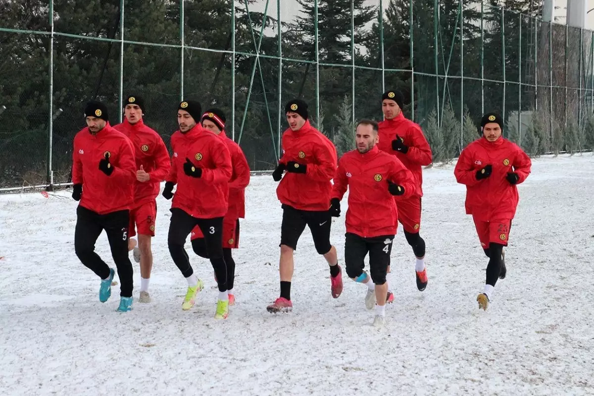 Eskişehirspor iki günlük iznin ardından antrenmanlara başladı