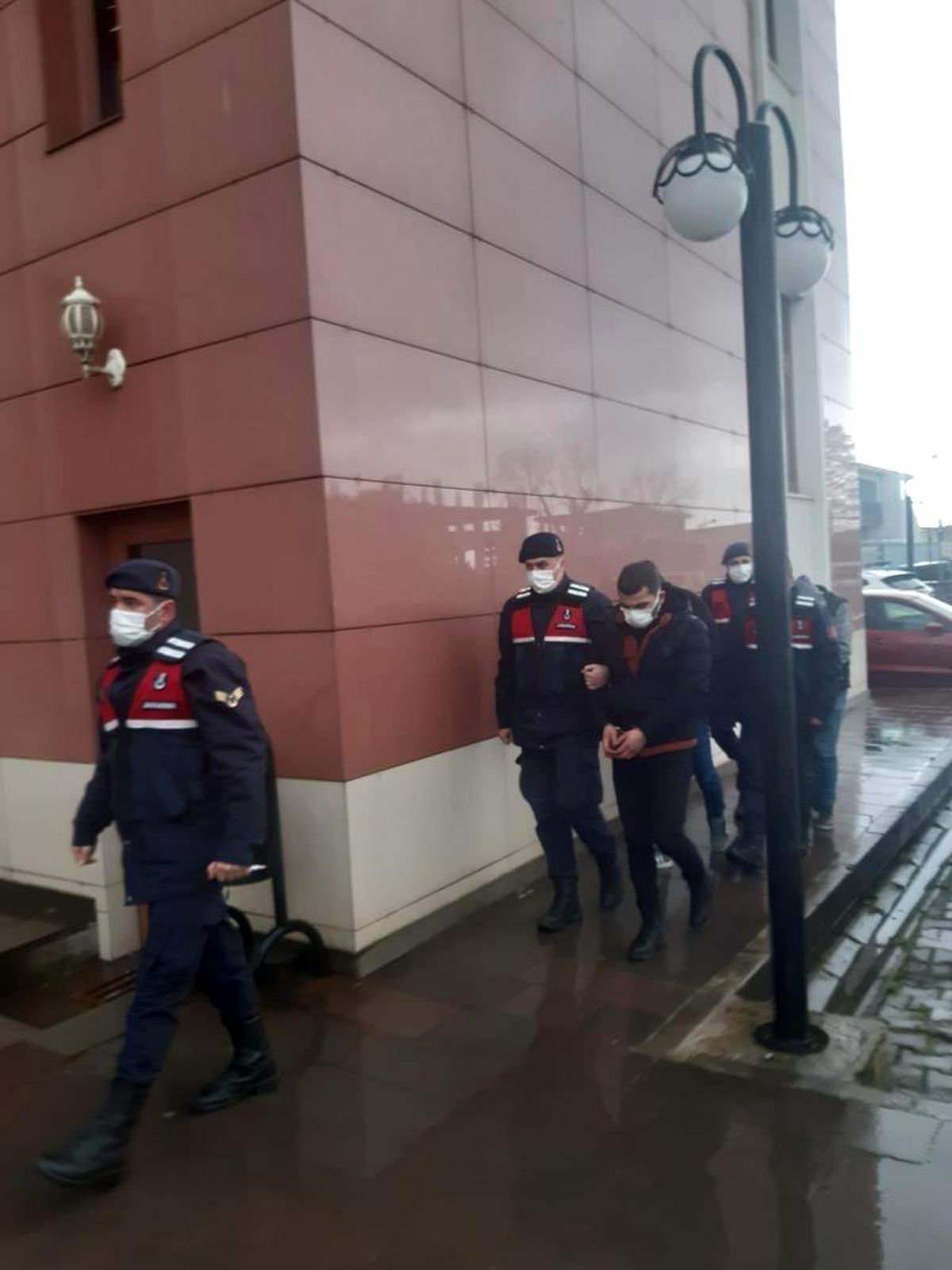 Evden otomobil parçaları çalan 3 şüpheli tutuklandı
