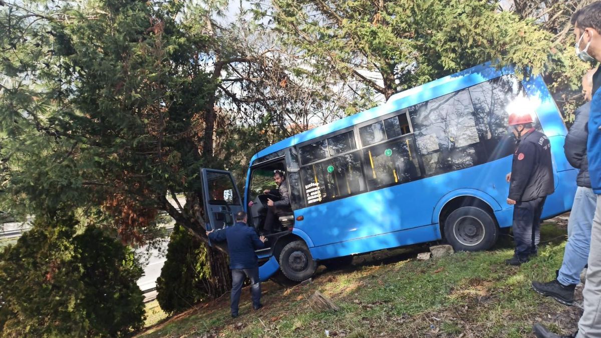 Freni boşalan minibüs, rampadan E-5 kenarına uçtu