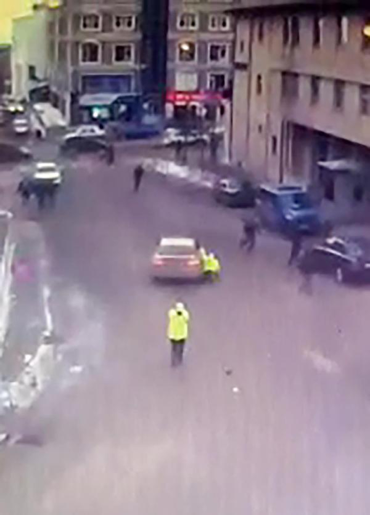 Hacizli taksisini bağlamak isteyen trafik polisini 15 metre sürükledi (2)