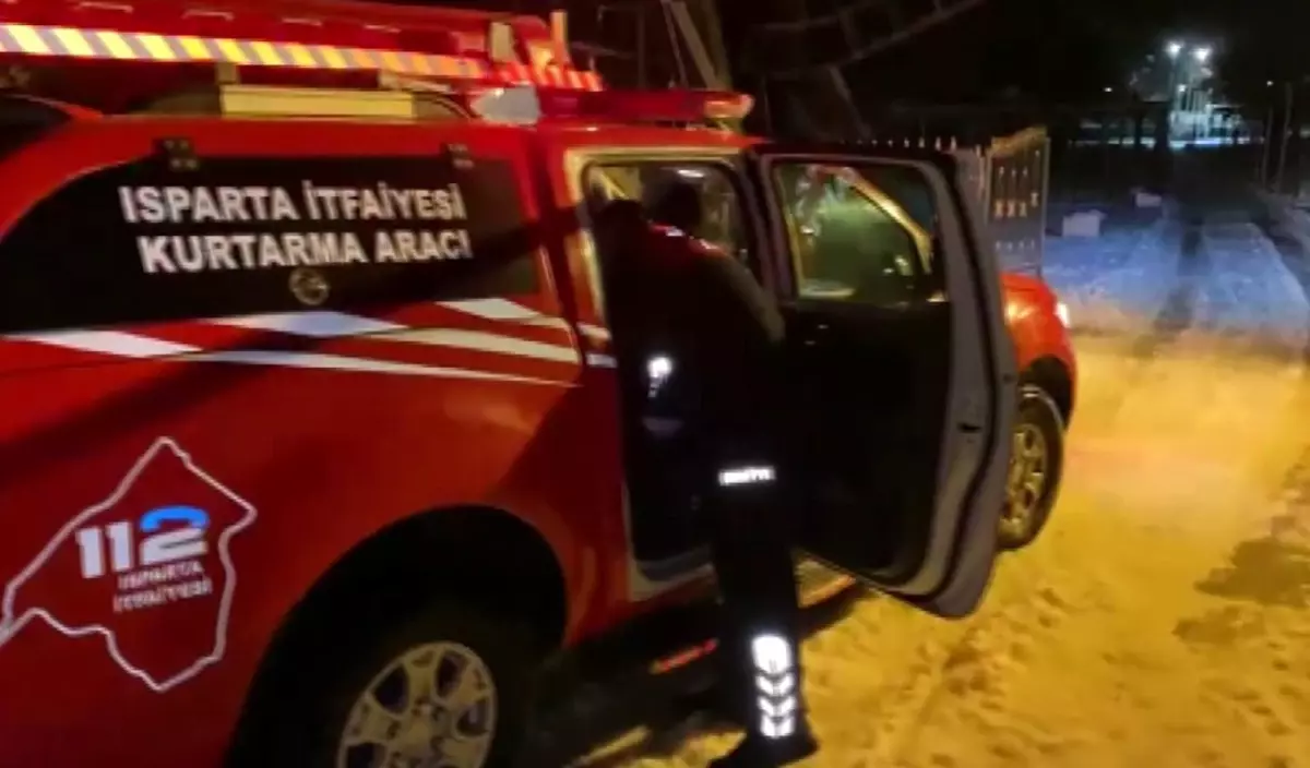 Isparta\'da demir parmaklıklara sıkışan köpeği itfaiye kurtardı