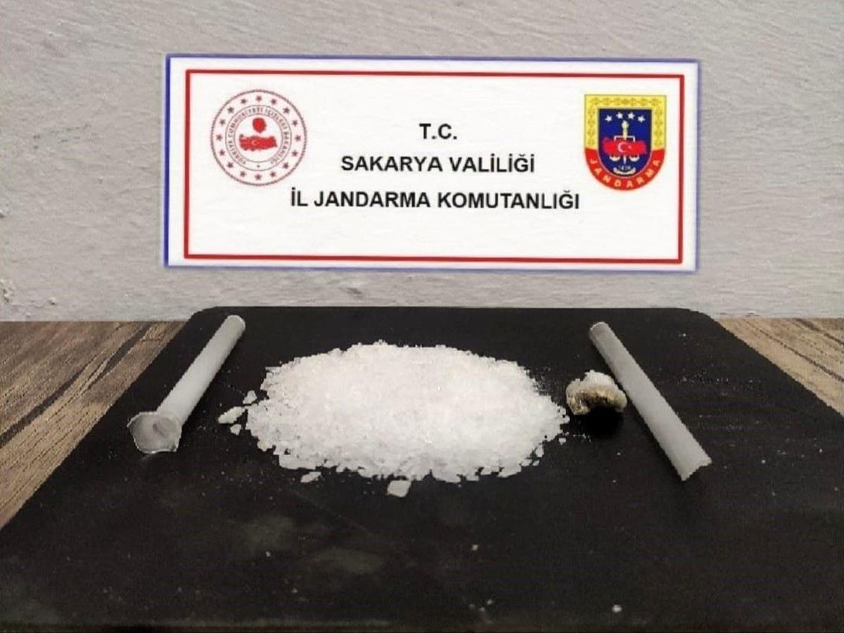 İstanbul\'dan getirdiği uyuşturucu maddeleri satamadan yakalandı
