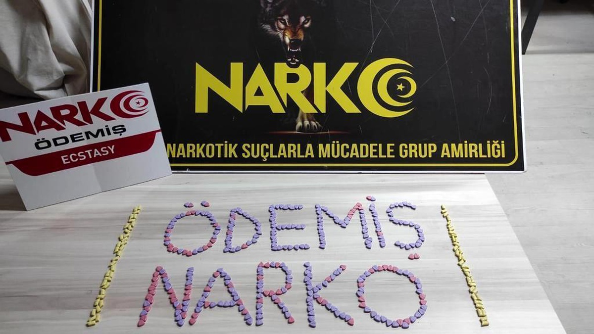 İzmir\'de kıskıvrak yakalanan uyuşturucu tacirleri tutuklandı