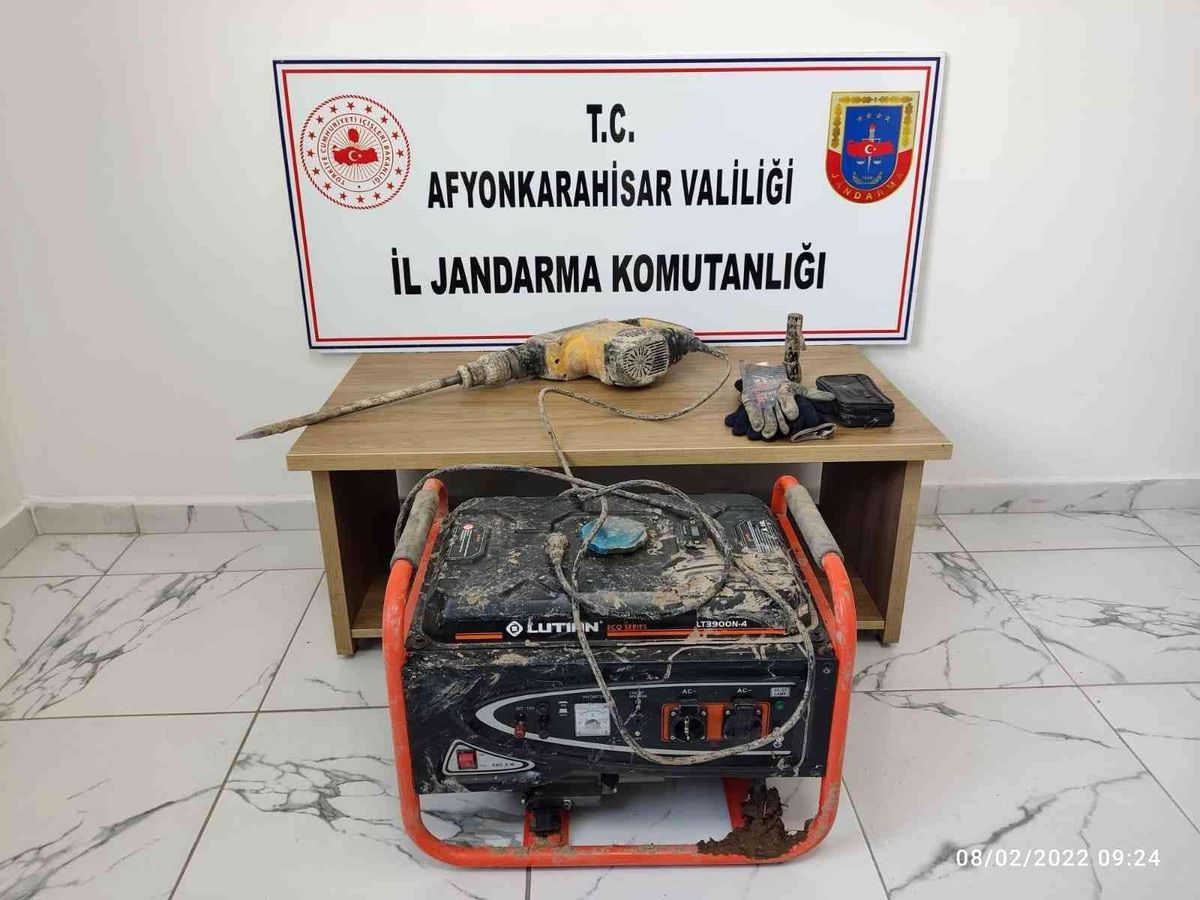 Kaçmaya çalışan define avcılarını jandarma yakaladı