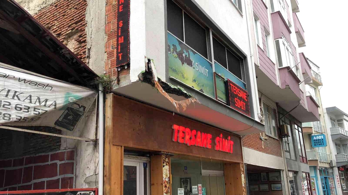 Kamyon dar sokakta iş yerinin duvarına çarptı