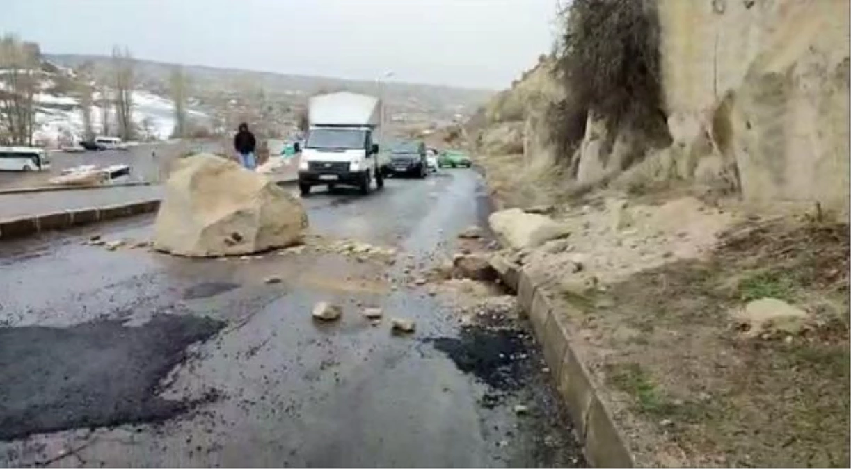 Kapadokya\'da, yamaçtan kopan kaya parçası yola devrildi