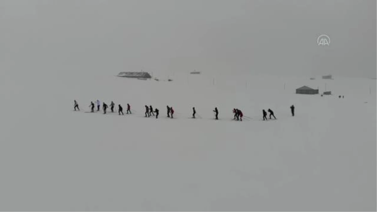 Kayak sporcuları Ağrı\'nın soğuk ve karlı dağlarında başarıya koşuyor