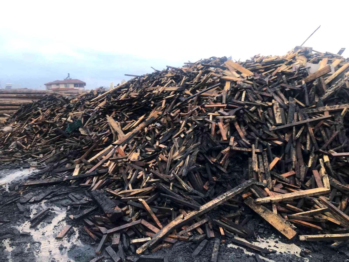 Kereste fabrikasındaki hasar gün ağarınca ortaya çıktı