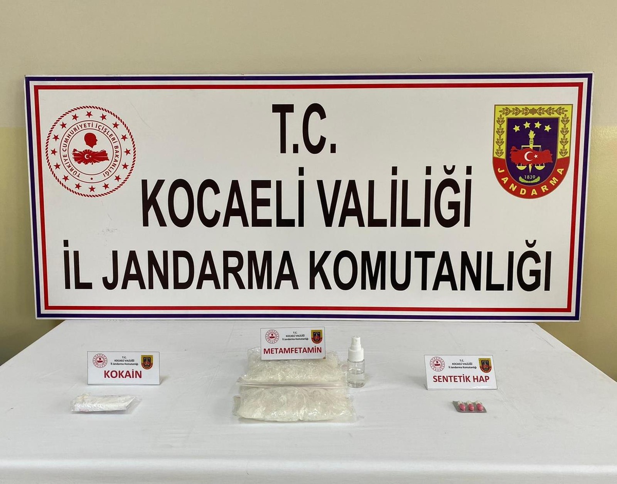 Kocaeli\'de uyuşturucuyla yakalanan 3 şüpheli tutuklandı