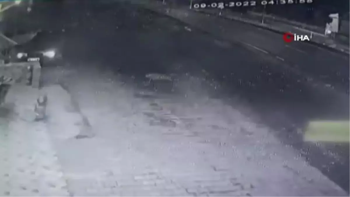 Kontrolden çıkan tır böyle devrildi