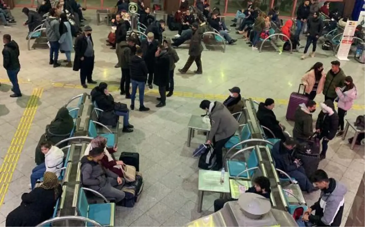 Konya\'da yoğun kar yağışı komşu illerle kara yolu bağlantısını kesti!